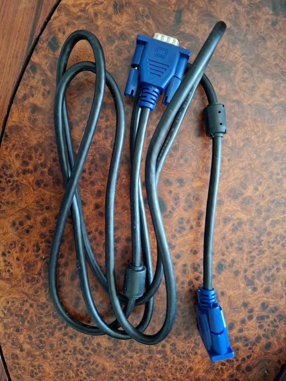 1 c&acirc;ble VGA Bleu / M&acirc;le vers M&acirc;le - 1 m 75 tr&egrave;s bon &eacute;tat Matériel informatique
