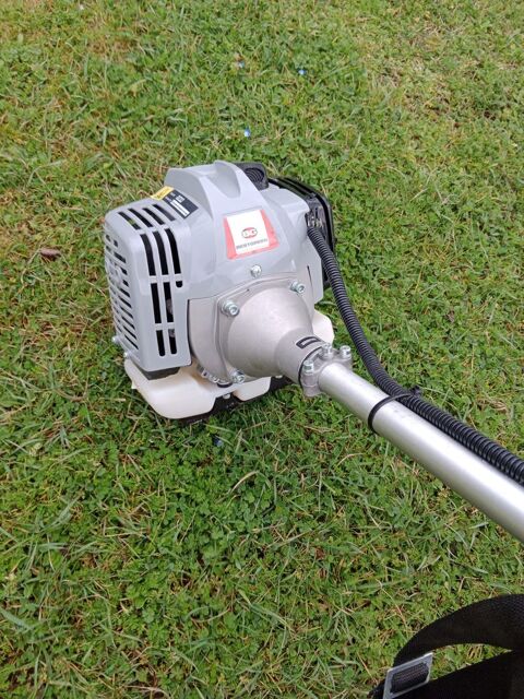 D�broussailleuse en bon �tat  avec �quipement  
120 Ch�teaubernard (16)