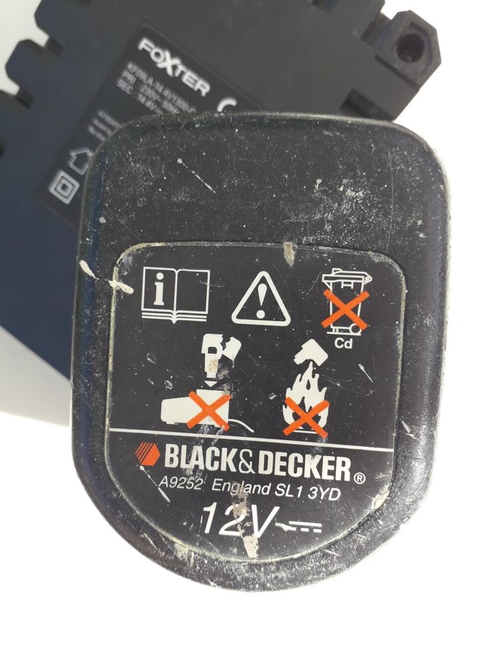 Chargeur pour la perceuse. Bricolage