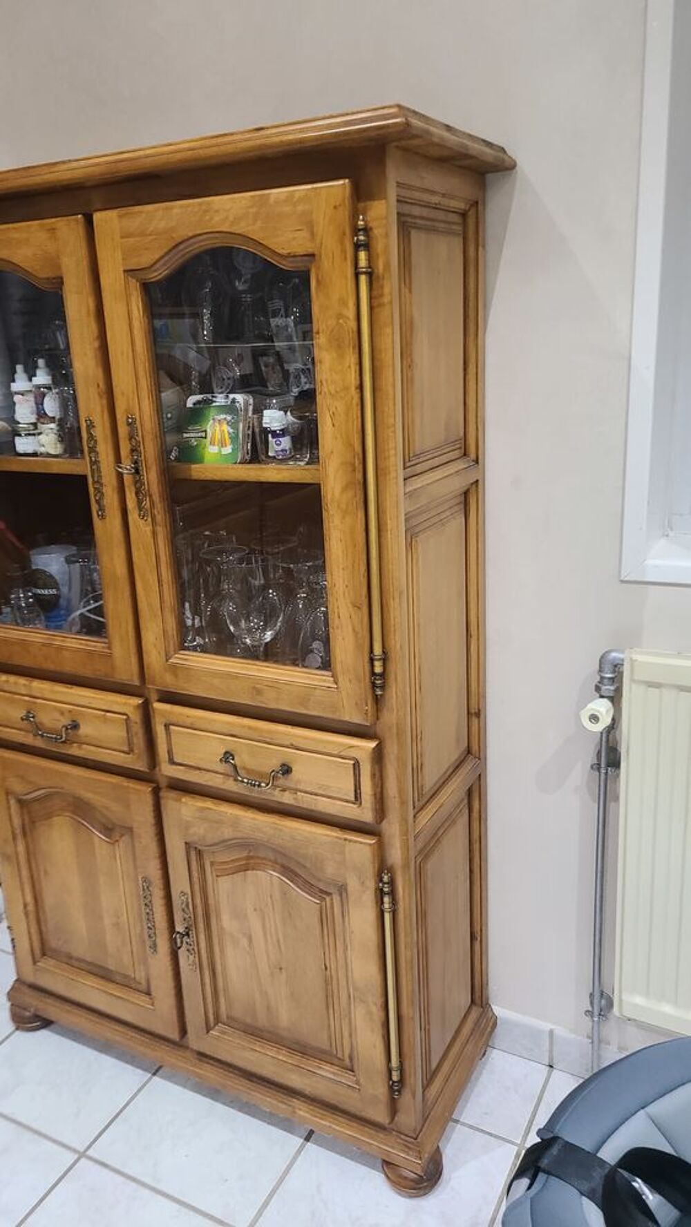 Salle &agrave; manger compl&egrave;te pour petit budget.
&Eacute;tat impeccable. Meubles