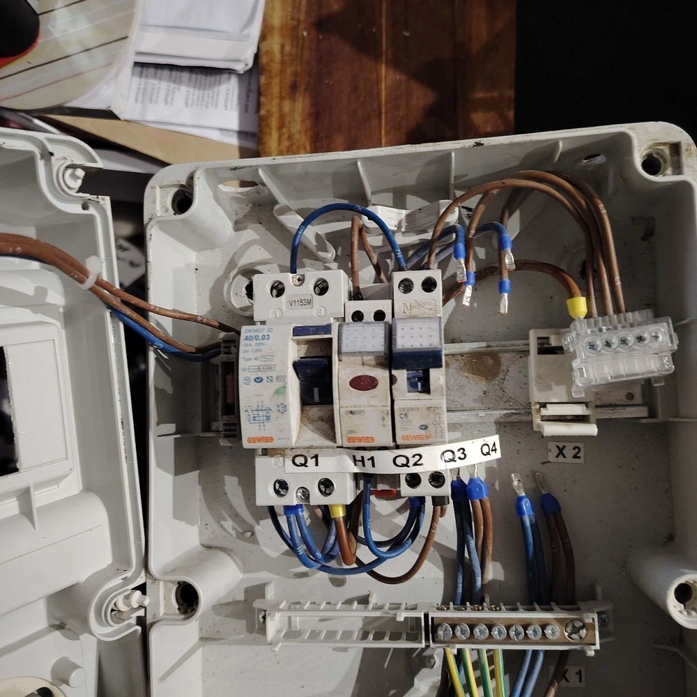 TABLE ELECTRIQUE EXTERIEUR &agrave; € PRISE DE COURANT Bricolage
