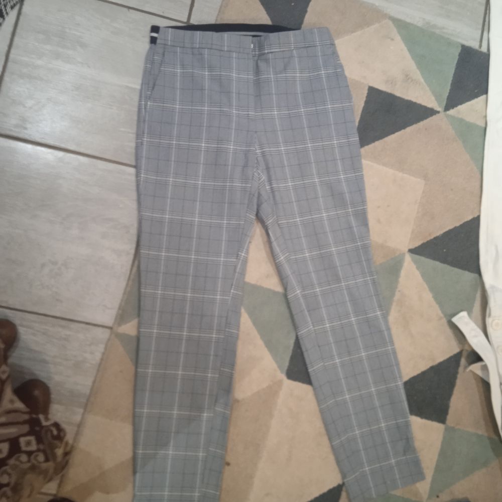 
Pantalon &agrave; carreaux gris fermeture agrafe et bouton Taille Vêtements
