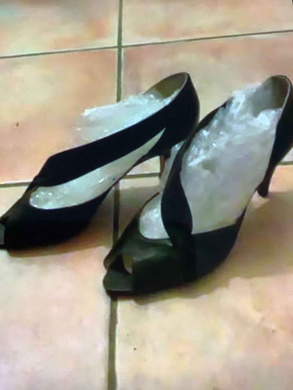 Un lot d'escarpins tout en cuir noir et l' autre en daim Chaussures
