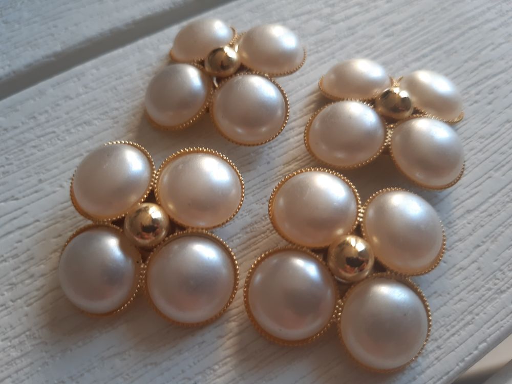 Lot de 4 boutons haute couture th&egrave;me floral Bijoux et montres