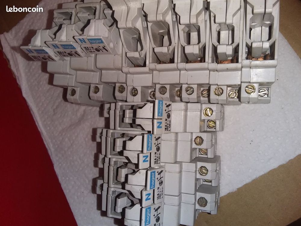 LOT de 12 COUPE CIRCUIT HAGER 12501 Bricolage
