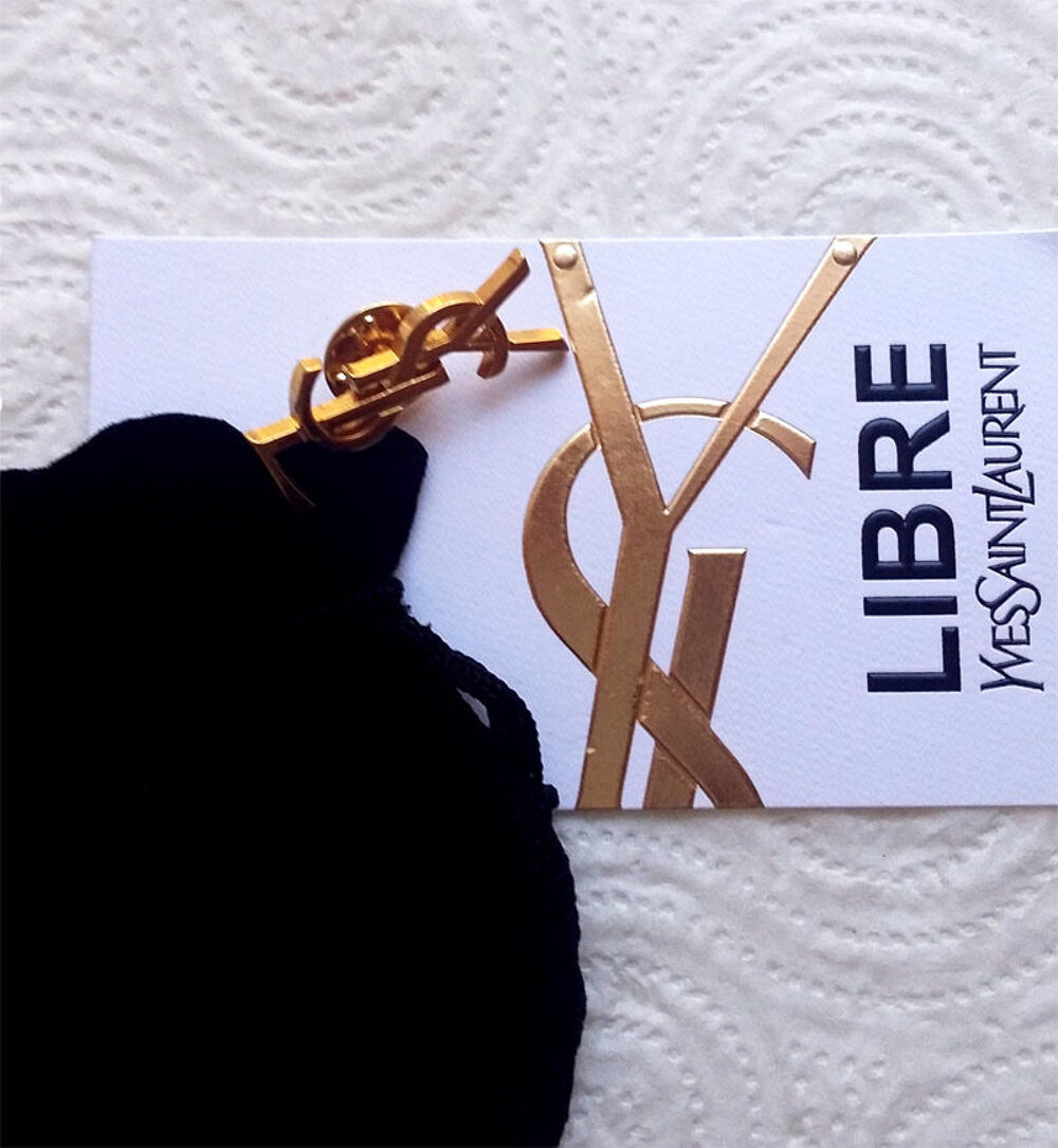 Pin's parfum YSL YVES SAINT LAURENT ET SON POCHON, neuf 