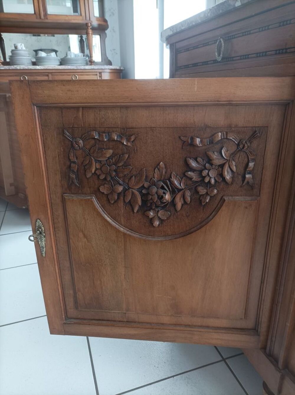 SALLE &agrave; MANGER ANCIENNE EN NOYER COMPLETE. Meubles