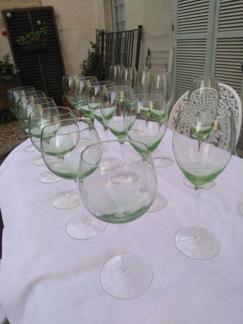 série de 18 grands verres de couleur verte 36 Bondy (93)