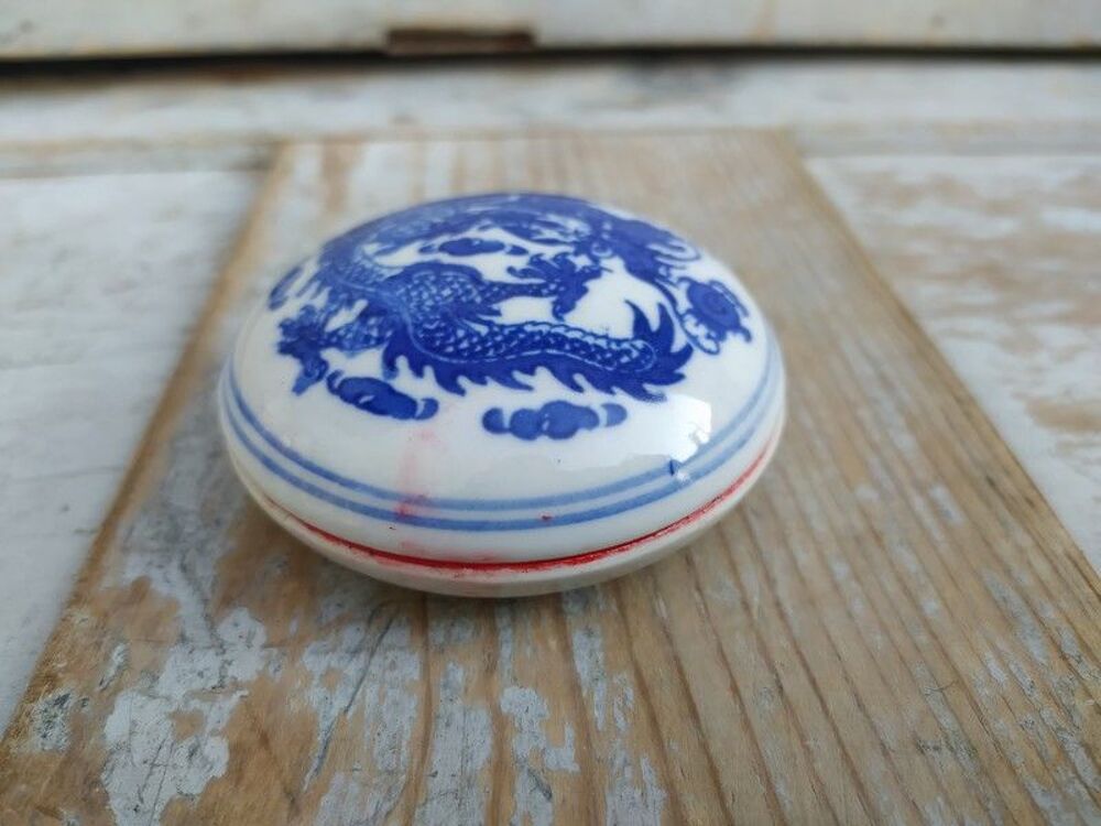 Boite Porcelaine de Chine D&eacute;cor Dragon Cire &agrave; Cachet Chinese Décoration