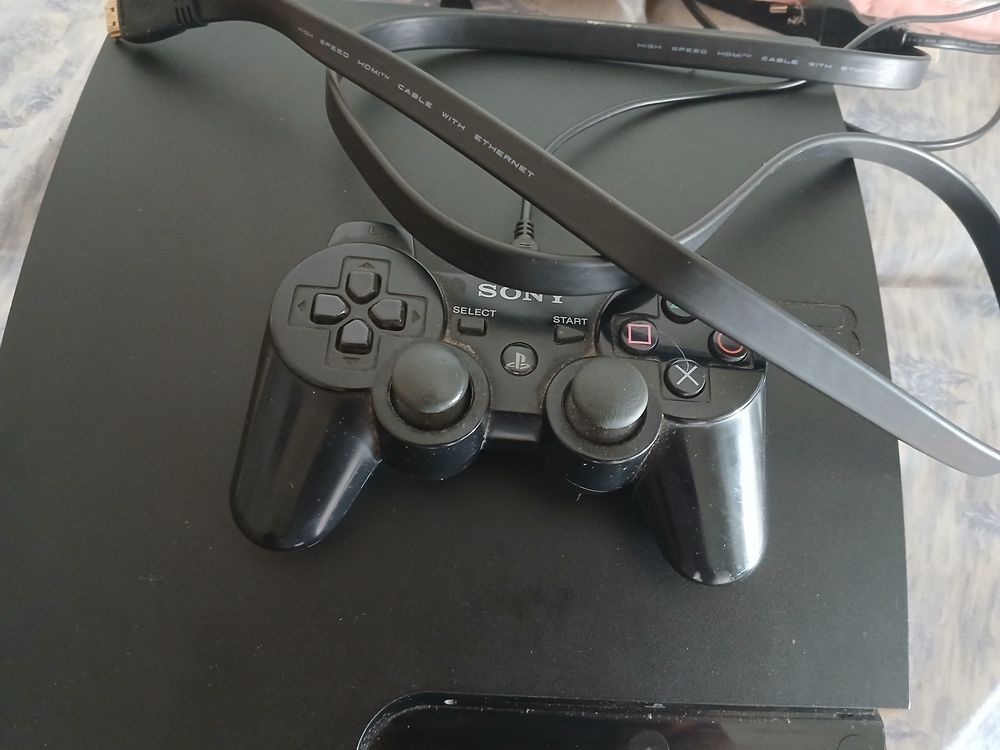 Ps3 avec une manette et 2 jeux Consoles et jeux vidéos