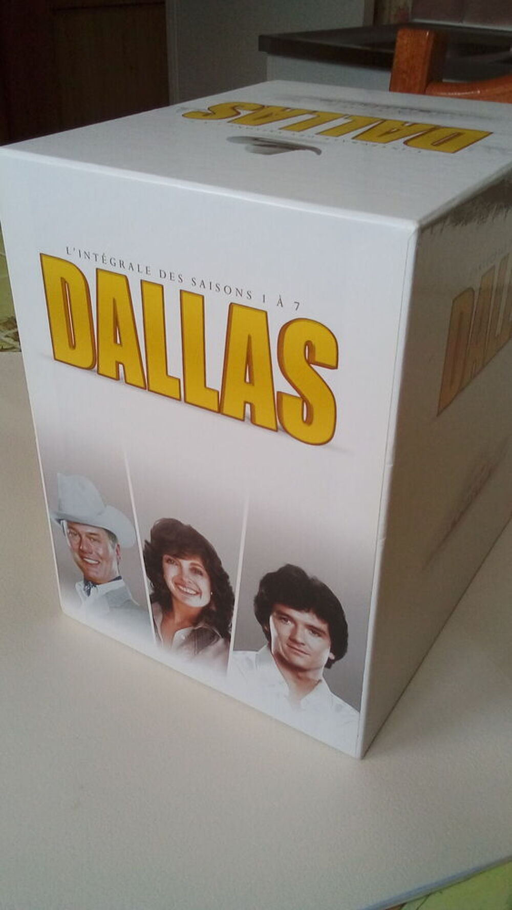 un coffret de dallas saison de 1 a 7; en tr&egrave;s bon &eacute;tat . Audio et hifi