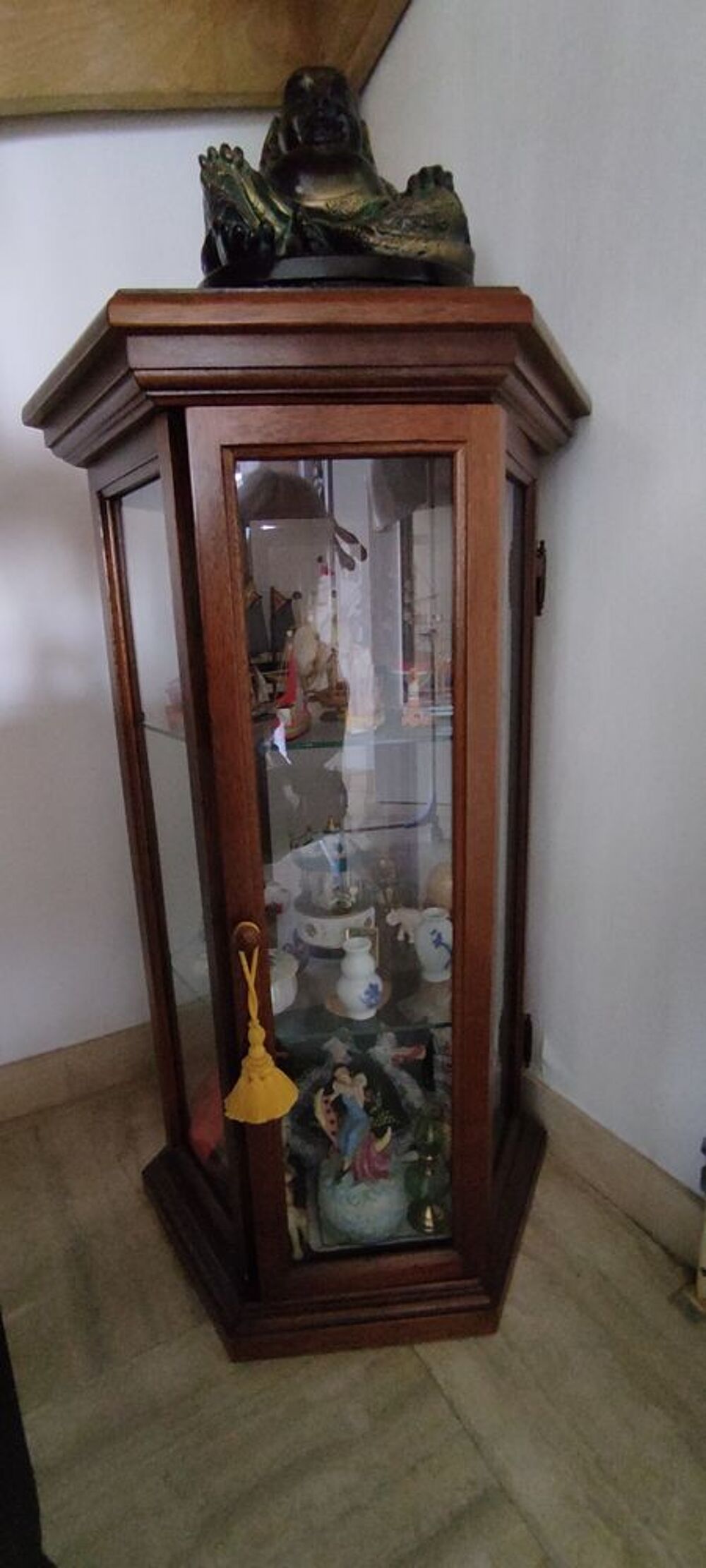 Meuble vitrine de pr&eacute;sentation en bois massif et verre Meubles