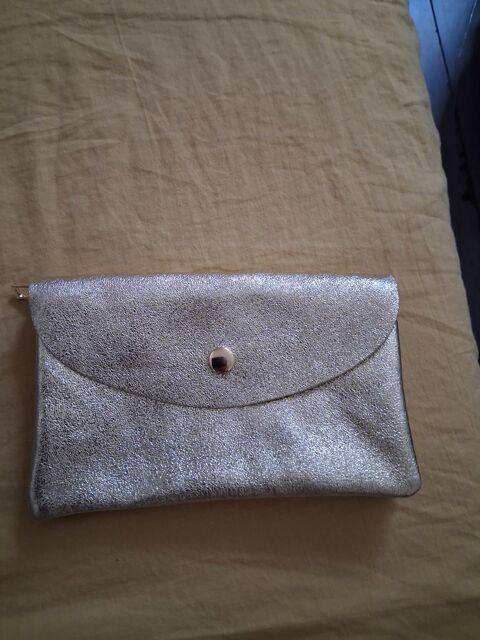Pochette ou porte-monnaie couleur or Hyères (83)