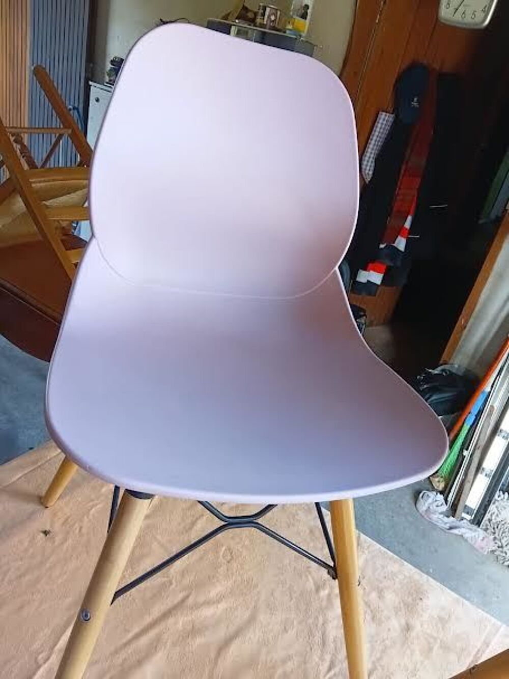 2 CHAISES COQUE PLASTIQUE ET PIEDS EN BOIS Meubles