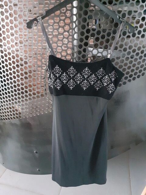 Robe noir 5 Montreuil-le-Gast (35)