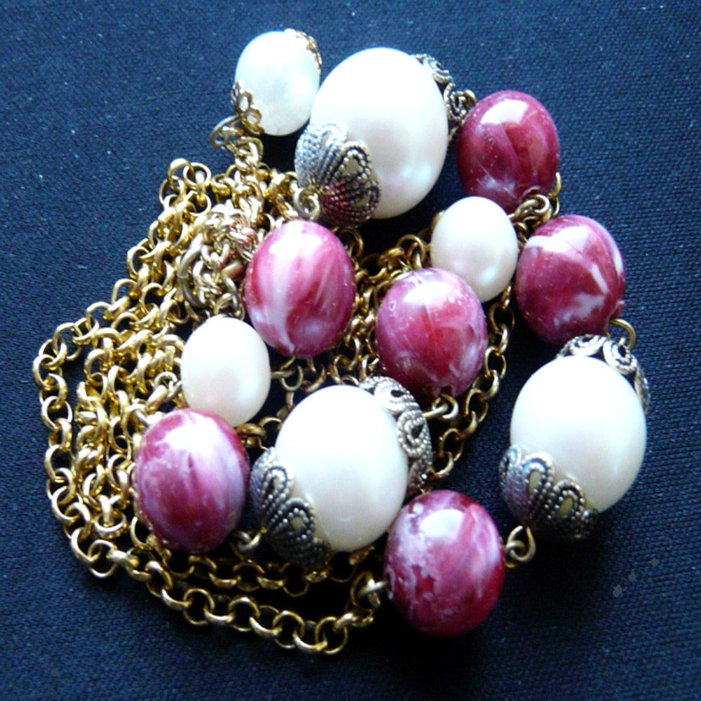Collier perles couleur nacre et ros&eacute;es cha&icirc;nette dor&eacute;e- 90's Bijoux et montres