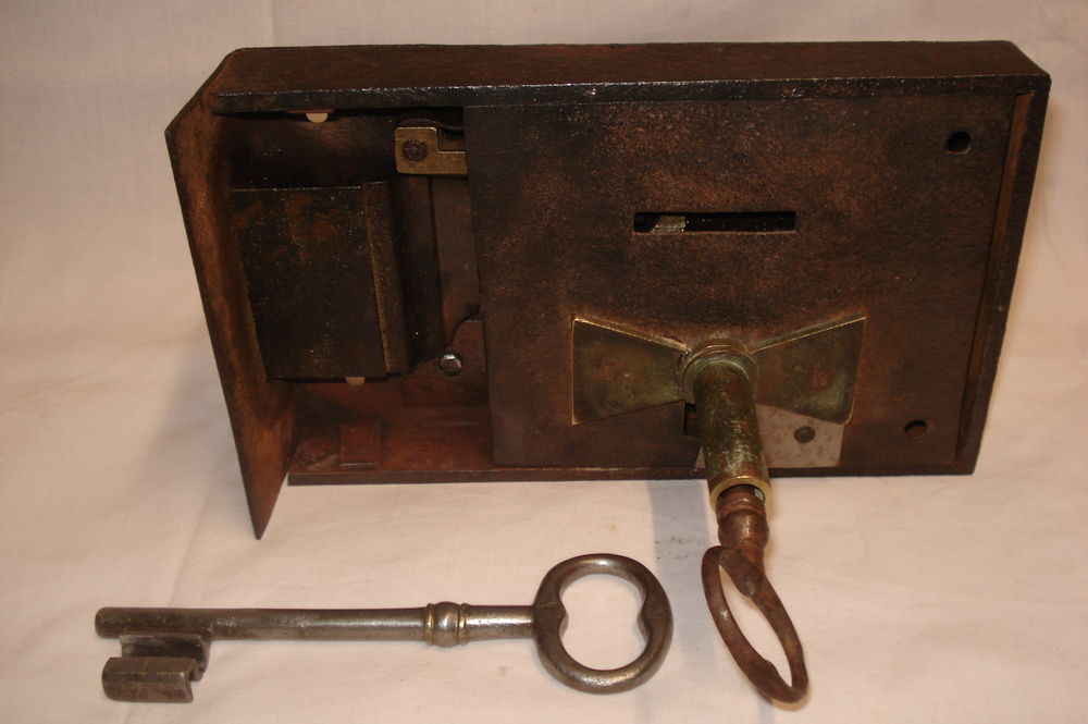Grosse serrure ancienne. Bricolage