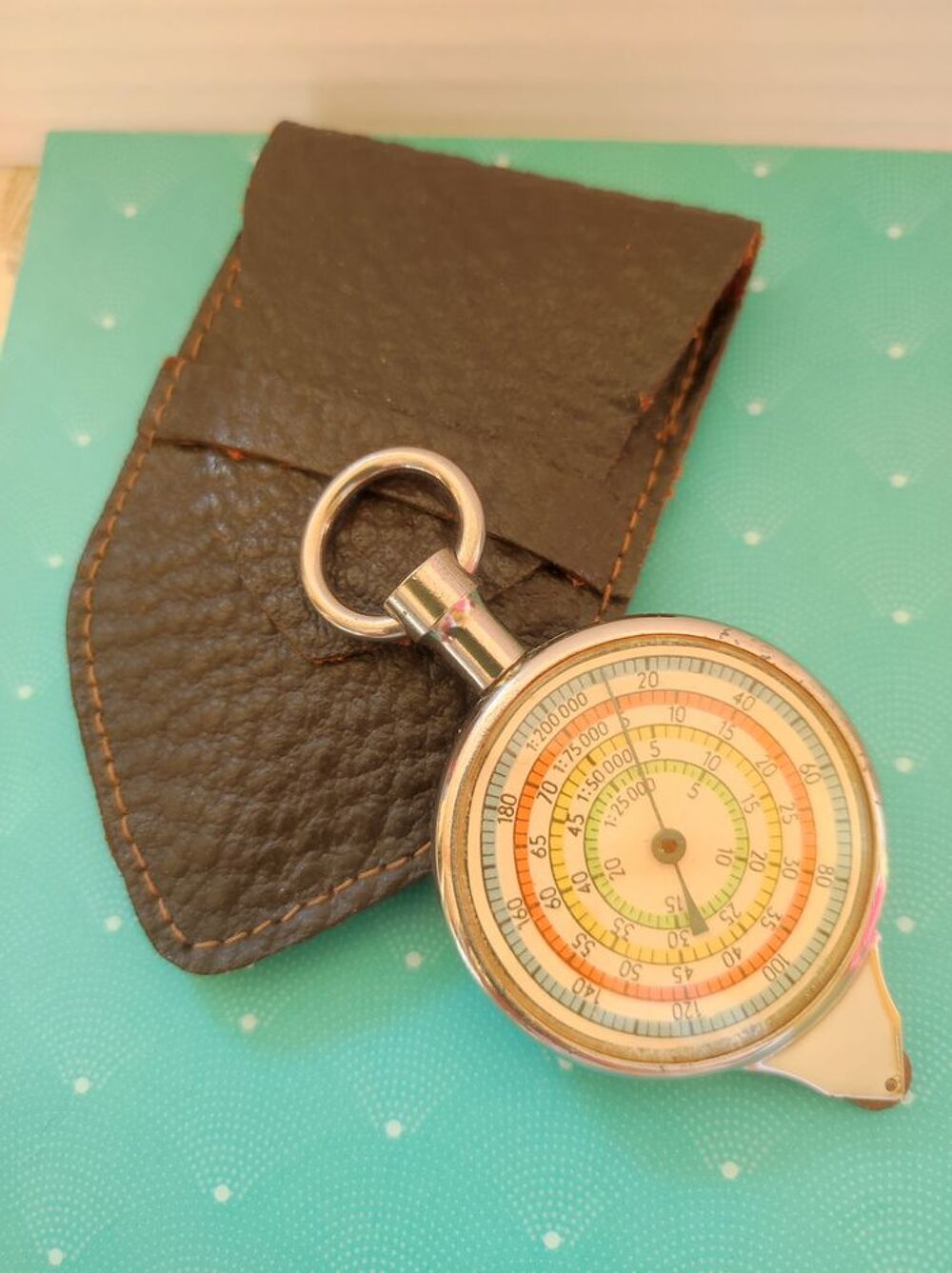 Cuvimetre ancien &agrave; roulettes +pochette cuir 