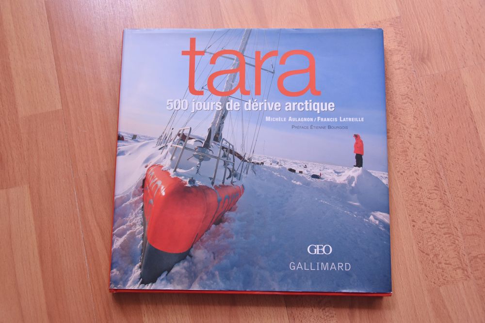 Superbe livre. TARA 500 jours de d&eacute;rive arctique. Livres et BD