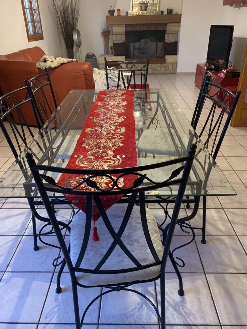 table a monger en verre avec 6 chaises en fer forg&eacute; Meubles