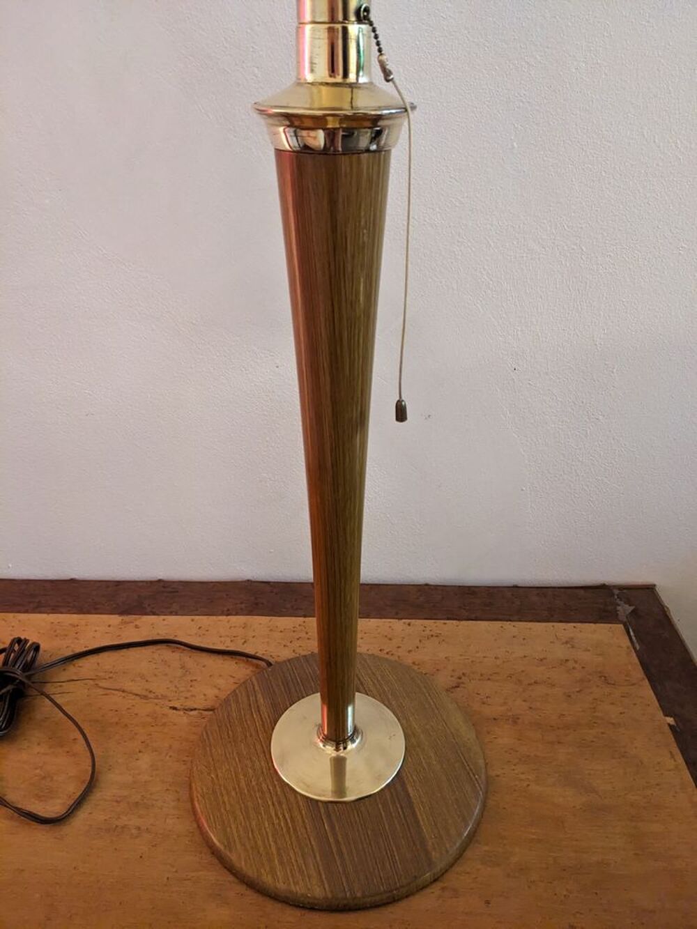 Belle lampe art d&eacute;co MAZDA COULEUR TECK avec tulipe en opali Décoration
