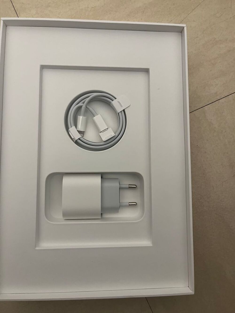 Ipad 9&egrave; g&eacute;n&eacute;ration 10.2 JAMAIS UTILISER WIFI 64Go Apple Téléphones et tablettes