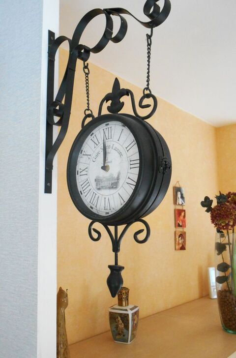 Pendule Murale Double Face  Gare Saint-Lazare 
8 H�rouville-Saint-Clair (14)