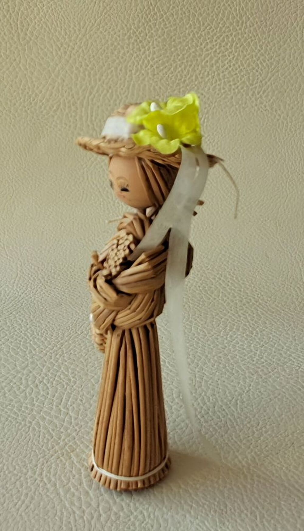 petite poup&eacute;e en paille tress&eacute;e panier et chapeau fleuri Décoration