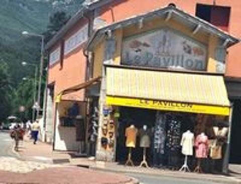   Place centrale du village, droit au bail tous commerces 