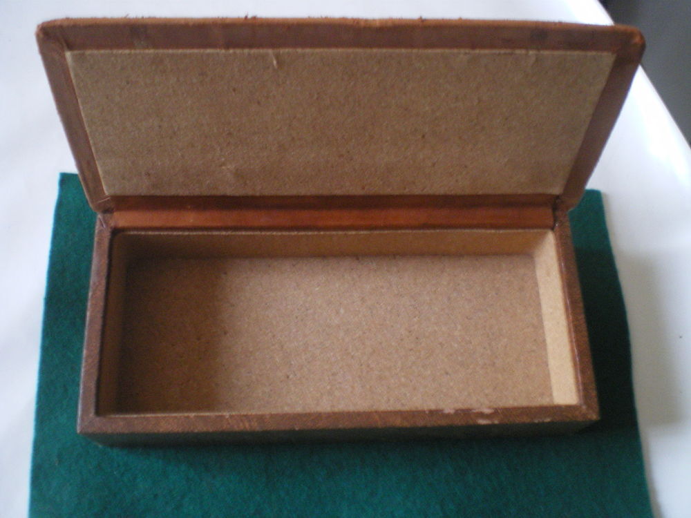 Bo&icirc;te de rangement en cuir et li&egrave;ge. 