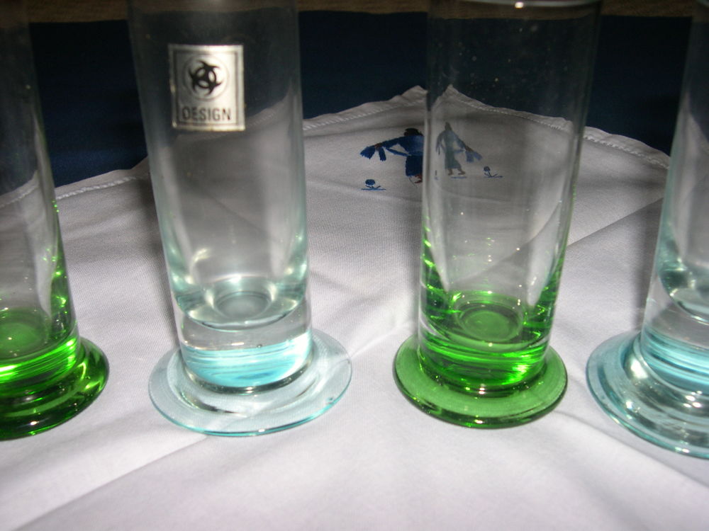 6 verres &agrave; liqueur bases color&eacute;es Dcoration