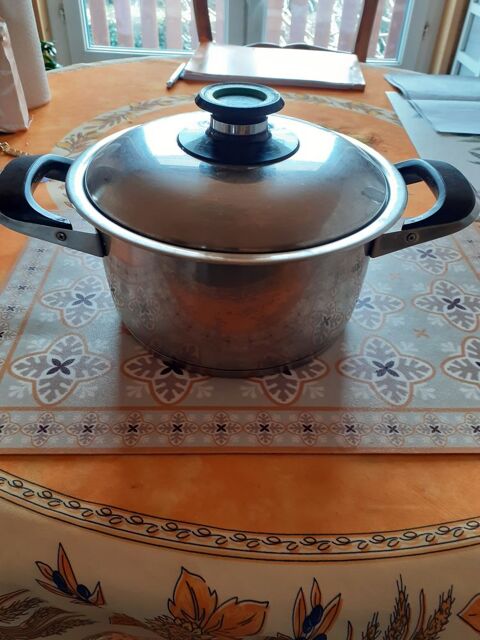 Une grande casserole AMC en inox 95 Annecy (74)