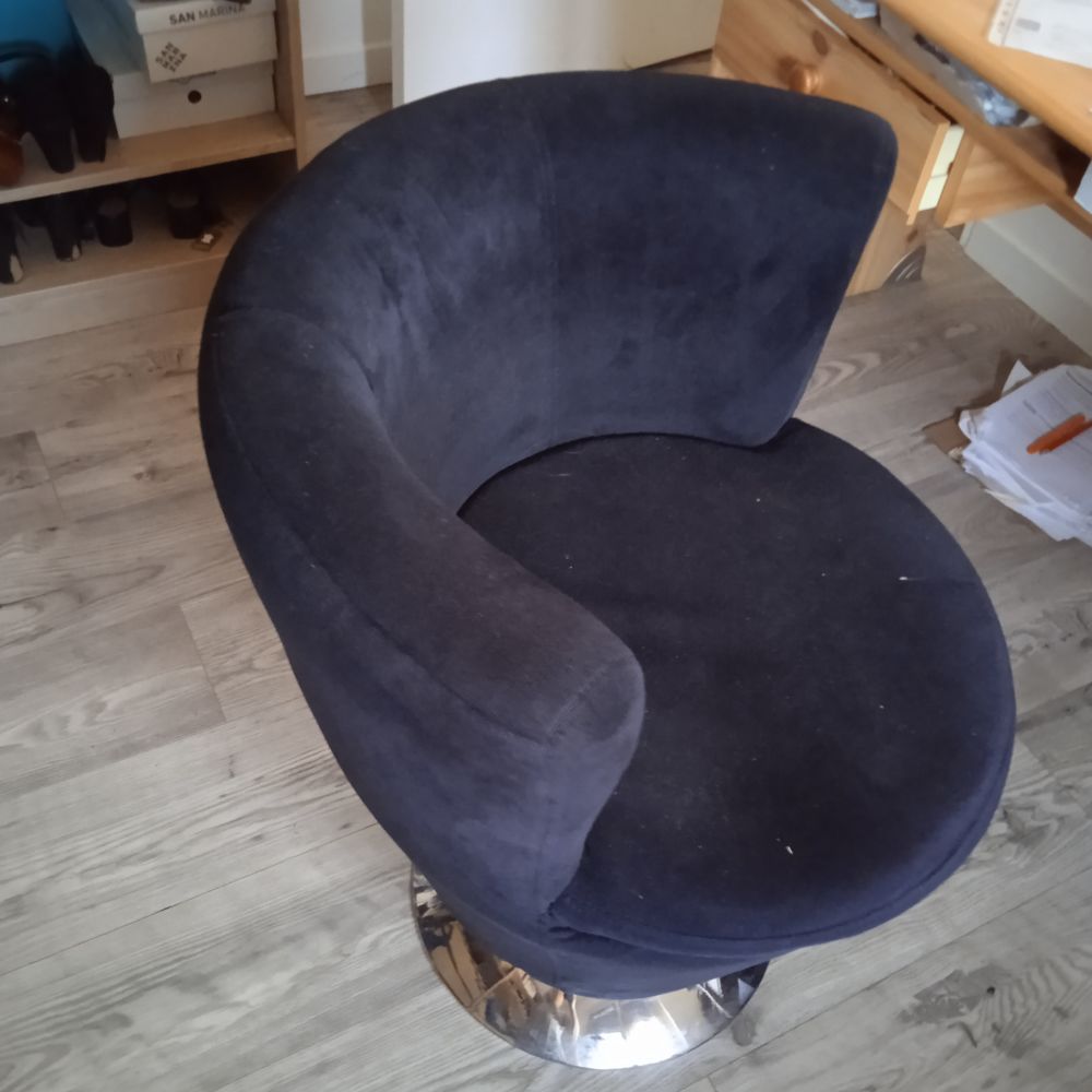 Grand Fauteuil pivotant noir 360&deg; pied inox il fait 78 cm Meubles
