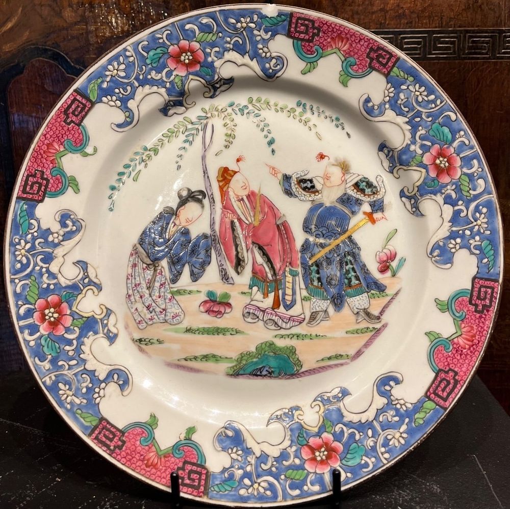 Assiette En Porcelaine &agrave; D&eacute;cor d'Une Sc&egrave;ne d'Ex&eacute;cution - CHINE XVIIIE &Eacute;poque Yongzheng 
