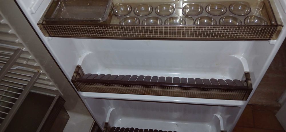 r&eacute;frig&eacute;rateur cong&eacute;lateur zanussi. Marron, tr&egrave;s bon &eacute;tat. Electroménager