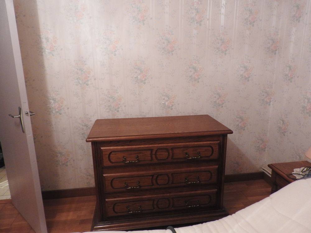 chambre &agrave; coucher compl&egrave;te en ch&ecirc;ne clair. Meubles