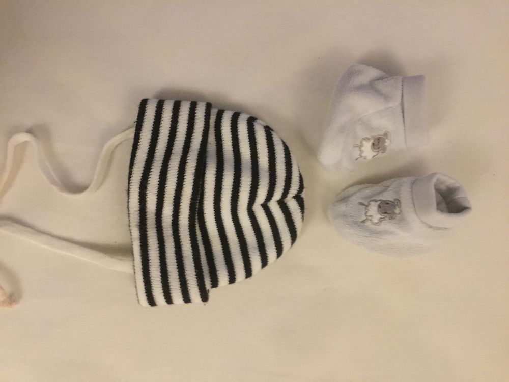 1 bonnet et des chaussons 1 mois 3€ Puériculture