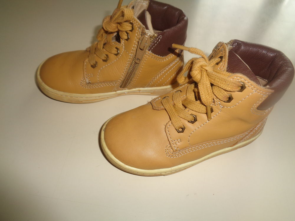 Chaussures montantes type TIMBERLAND
Chaussures enfants