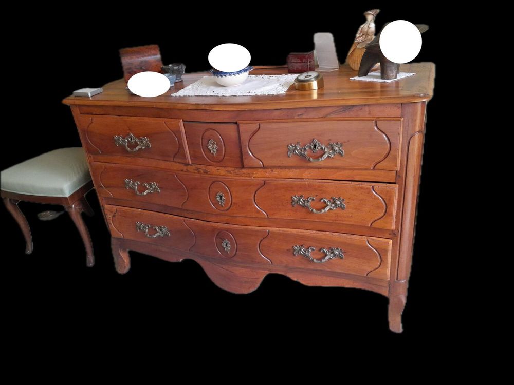 Commode en merisier, galb&eacute;e, style Louis XVI Meubles