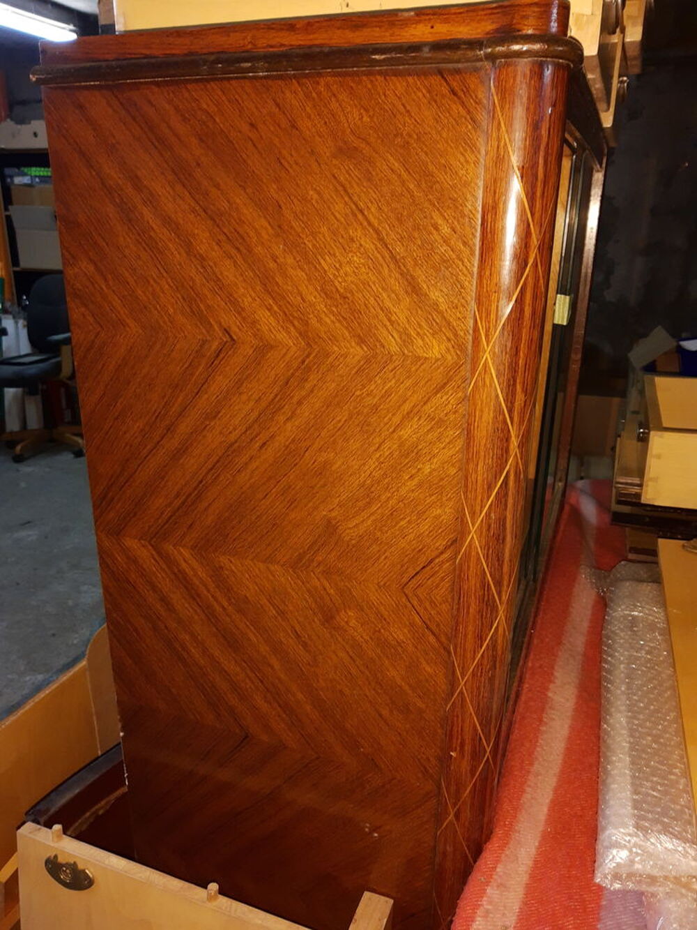 Buffet vitr&eacute; avec design en marqueterie Meubles