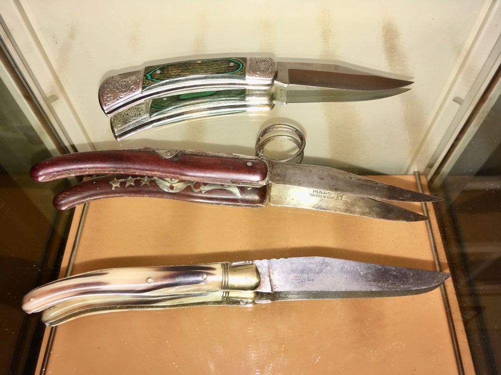 3 couteaux pliants &agrave; 18€ / pi&egrave;ce 