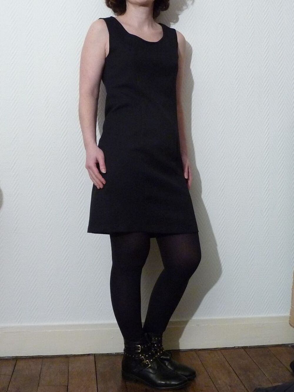 Robe Cintr&eacute;e Noir sans manches- Taille 36 Vêtements