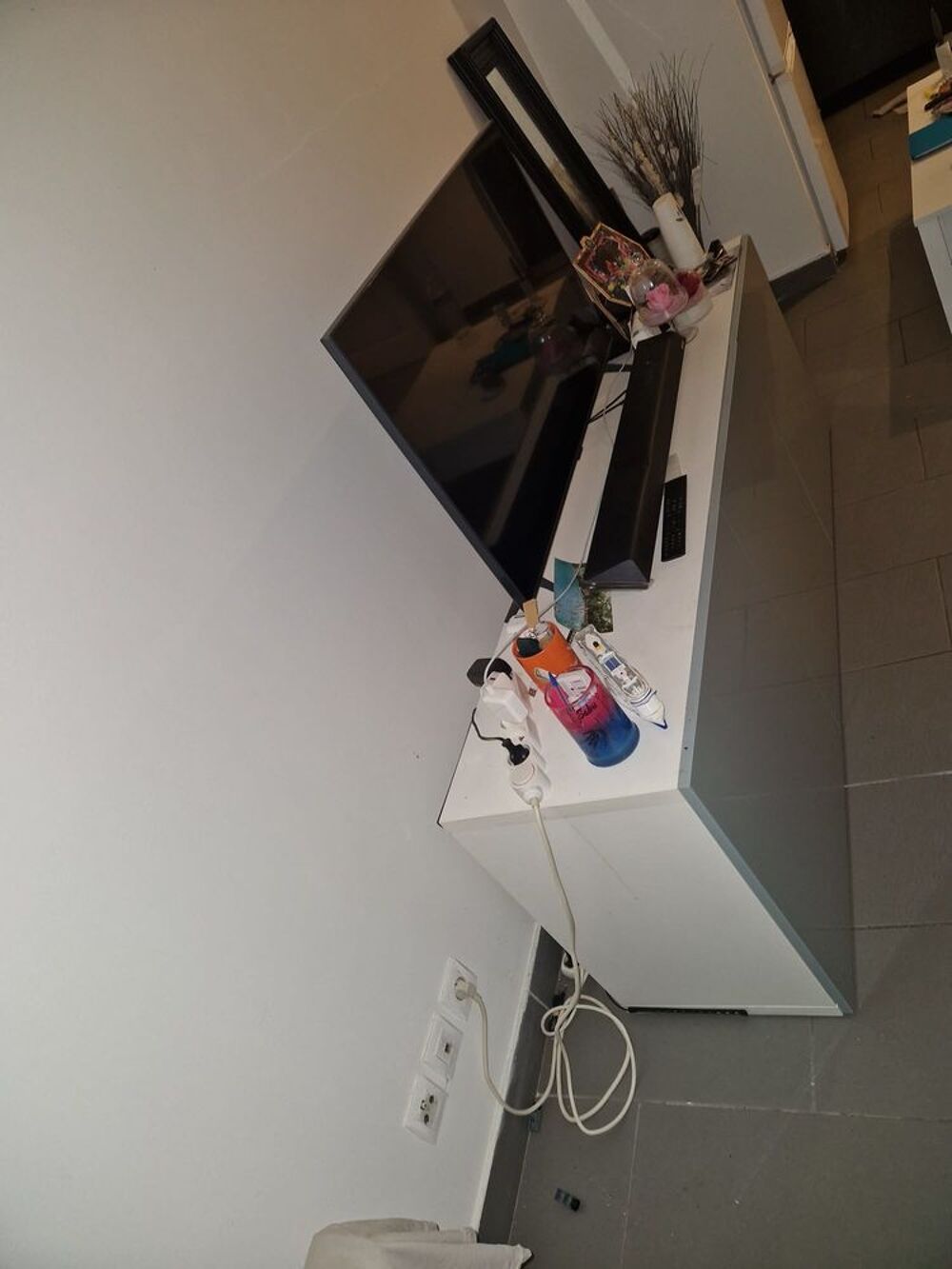 table a t&eacute;l&eacute; por salon Meubles