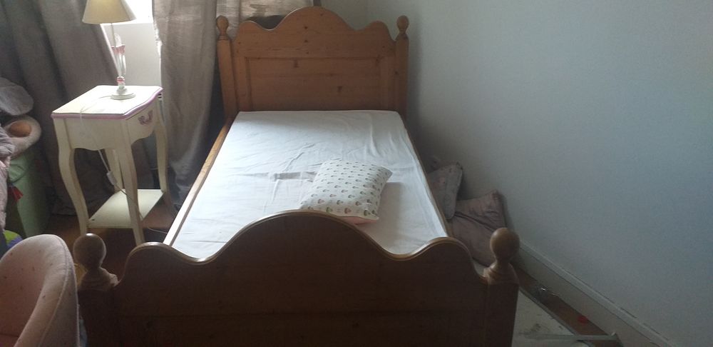 Lit en bois &agrave; lattes avec sommier et table de chevet Mobilier enfants