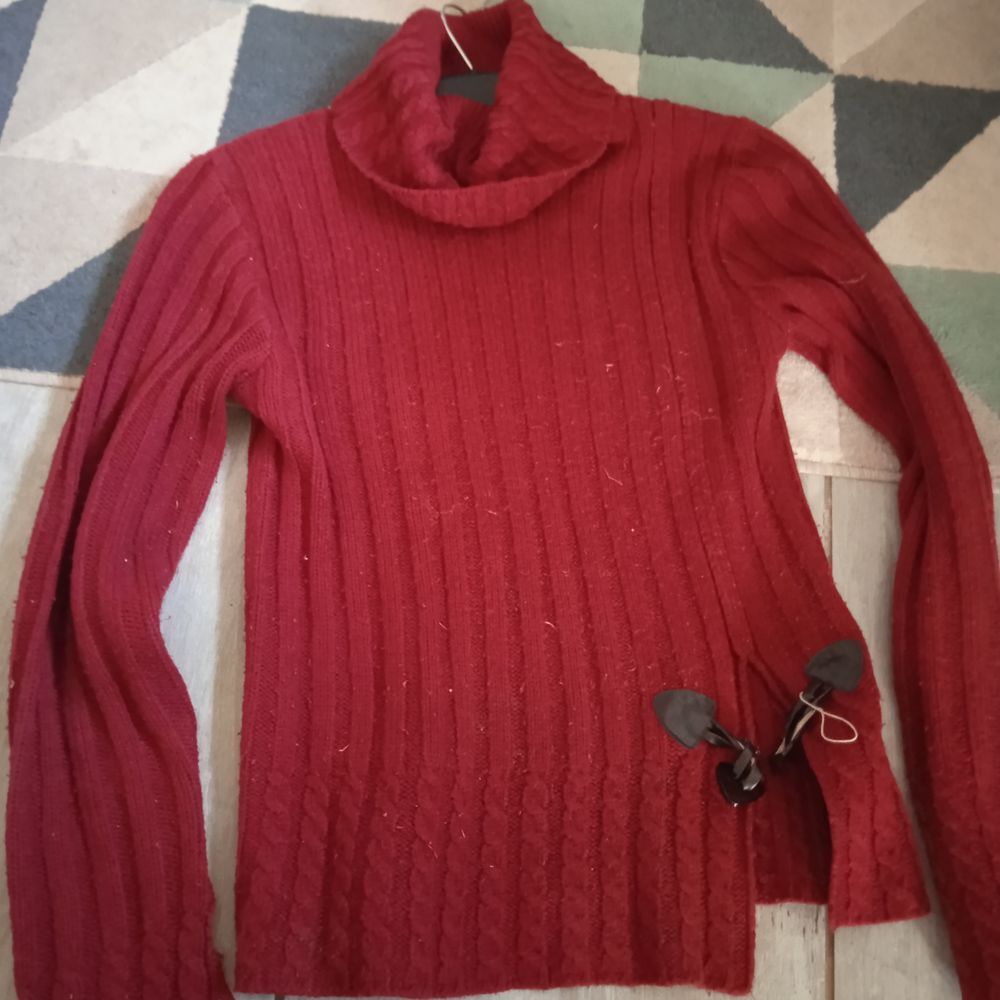 Pull rouge acrylique col roul&eacute; T 40 attache sur l'avant Vêtements