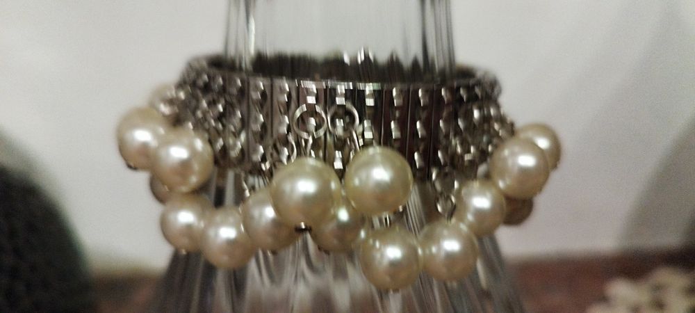 Bracelet m&eacute;tal extensible garni de perles nacr&eacute;es blanches Bijoux et montres