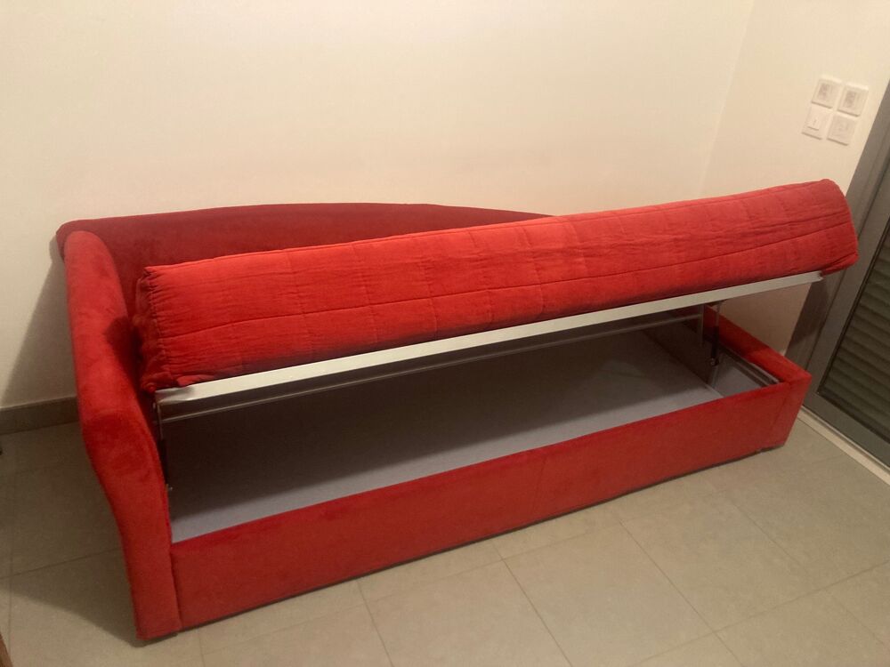 Canap&eacute;-lit rouge confortable avec coussins Meubles