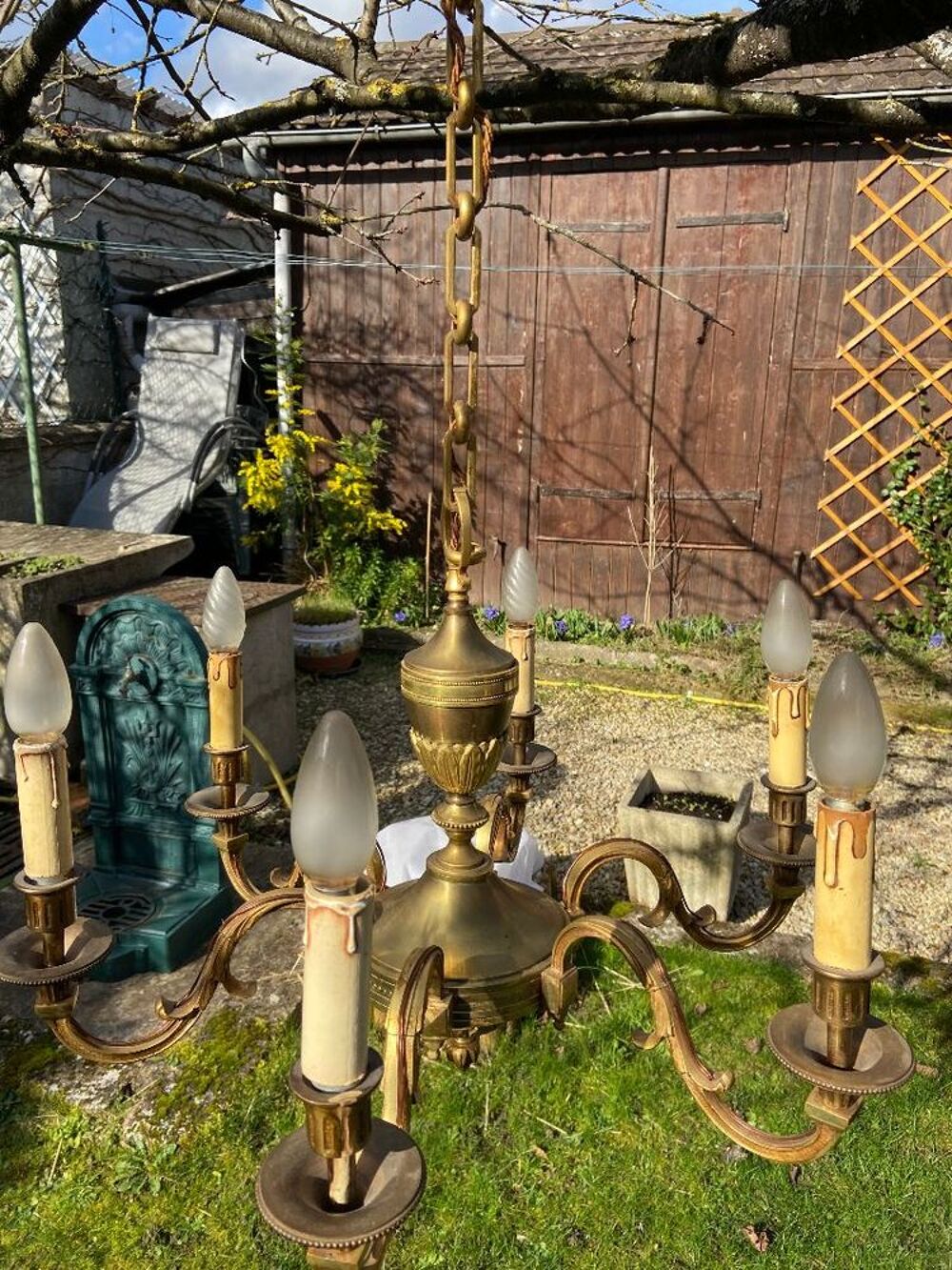 A Vesdre 2 grands luminaires a 4 branches en bronze Meubles
