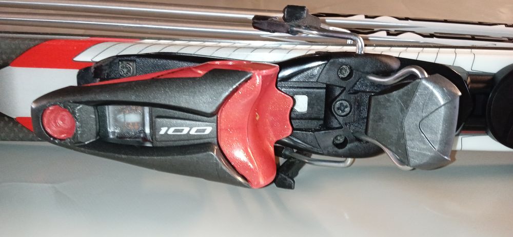 Skis Alpin + Fixations + Chaussure et b&acirc;tons Sports