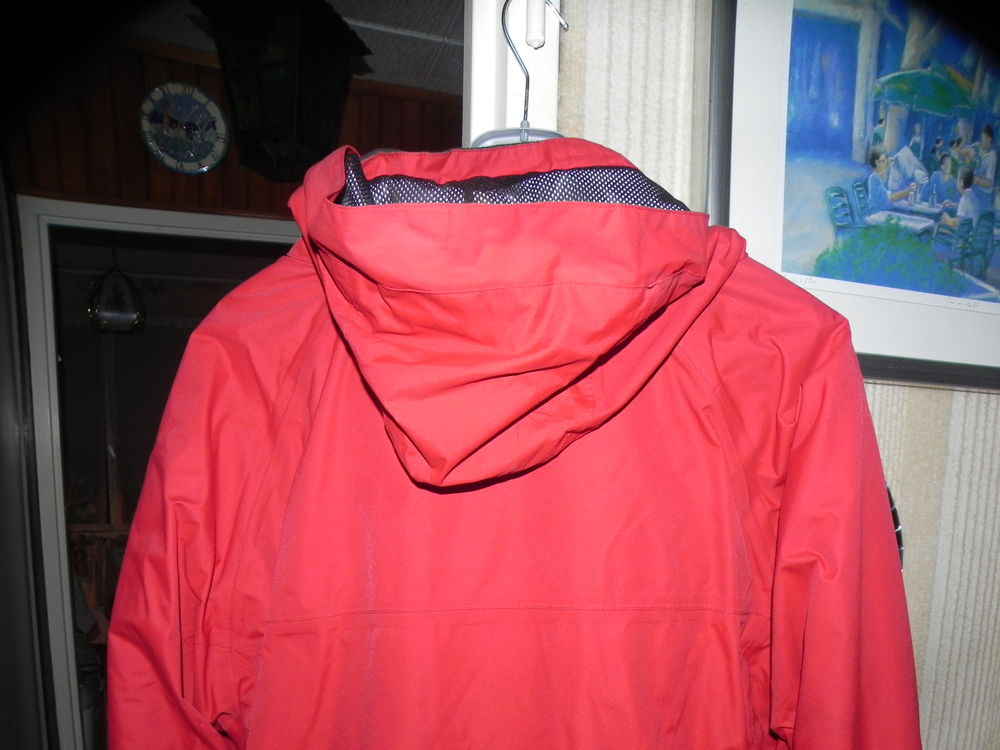 Blouson rouge Quechua avec doublure polaire et capuche Vêtements